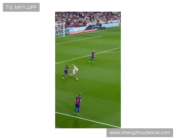 梅西巧妙观察对手防守时机精准助攻展现超凡球技